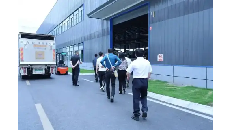 Un cliente internazionale visita HYT Packaging per un tour della fabbrica in loco